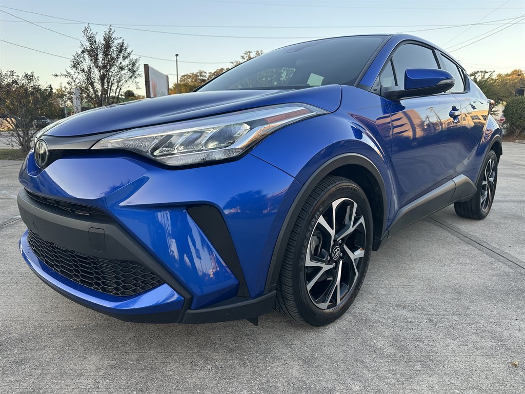 2021 Toyota C-HR XLE's photo